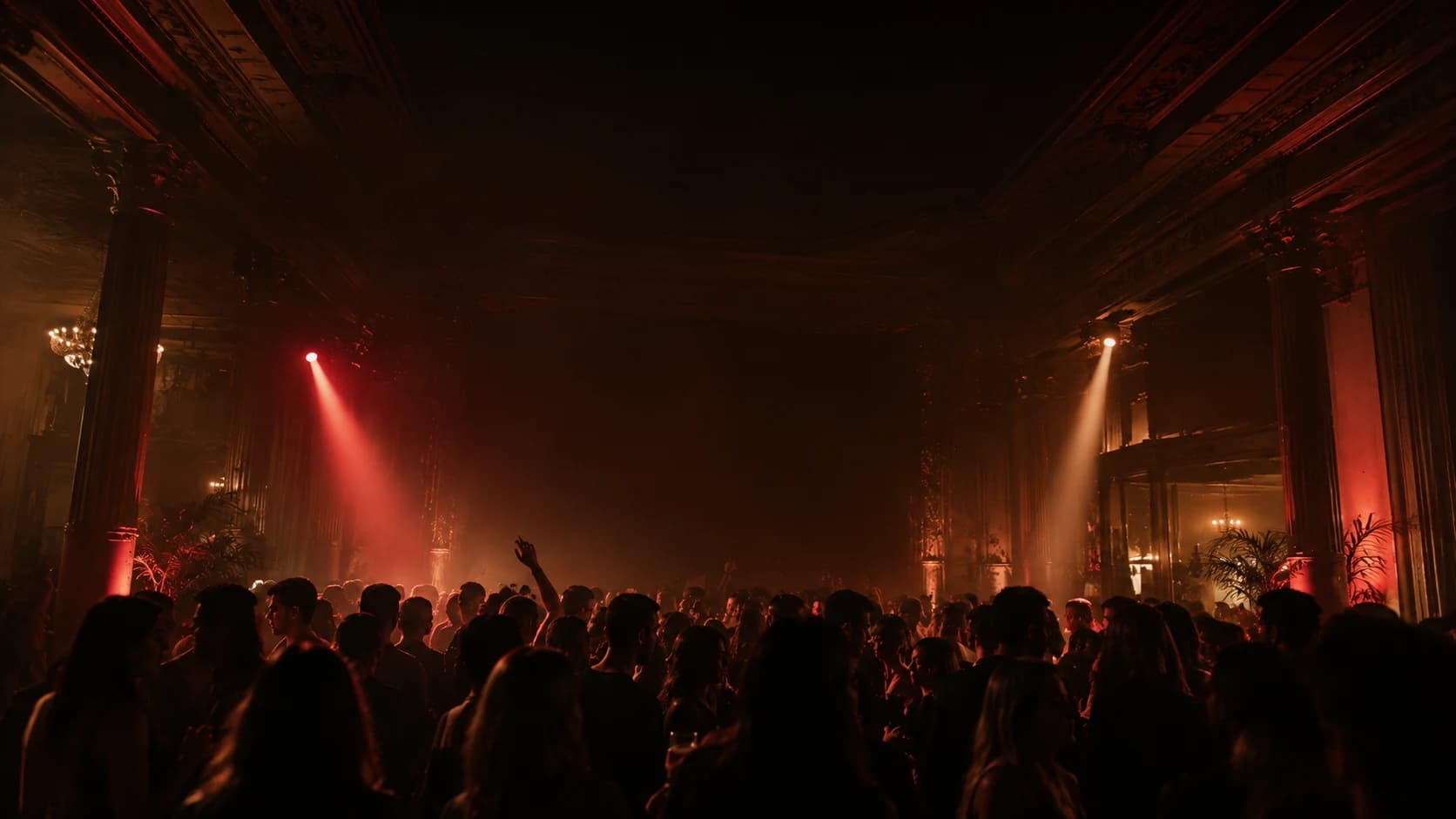 Foule réunie sous les lumières chaudes d’une soirée house