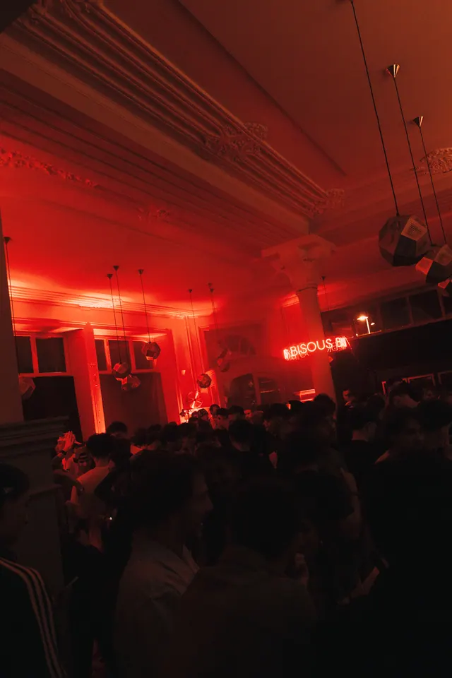 Wide view of the first Bisous Bisous night